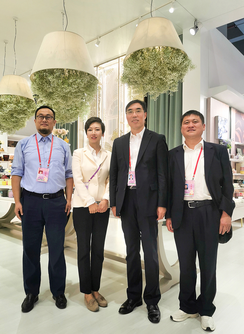 1698820766733088.jpg 領(lǐng)導(dǎo)1.jpg